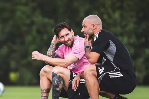  الأهلي وإنتر ميامي.. ماسكيرانو يكشف عن حالة ميسي قبل افتتاح المونديال